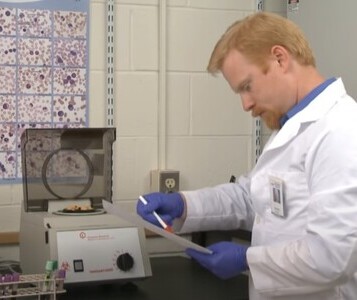 Клиника лечения наркозависимости в Пскове Врач в кабинете клиники